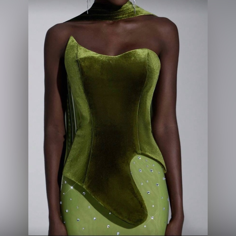 Elegant Green Evening Gown - Picture 2 of 4
